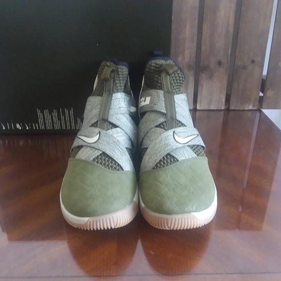 Nike LeBron James Shoes NEW - Picture 4 of 8